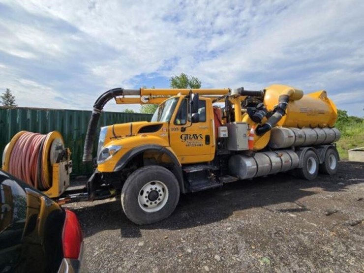2011-vactor-2100-image-1