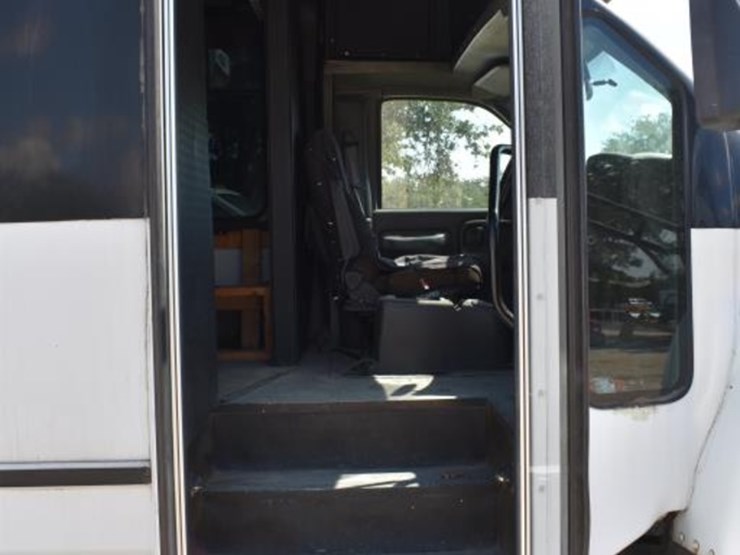 2006-chevrolet-c5500-kodiak-bus-w/-lbz-duramax-diesel-engine-(new-tires)-(v-image-6