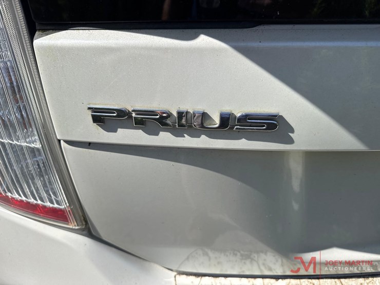 2013-toyota-prius-hybrid-hatchback-image-10