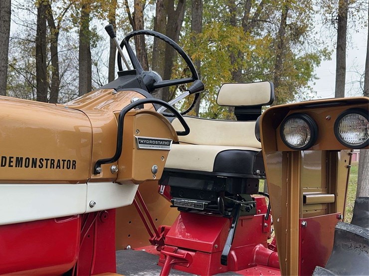 1970-1026-farmall-hydro-row-crop-golden-demonstrator-image-38