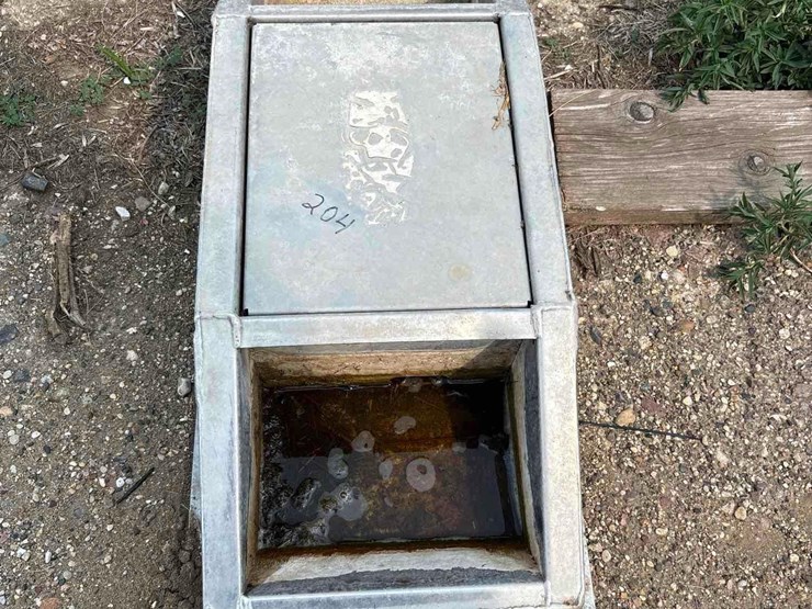 2-hole-smidley-stainless-hog-water-image-5