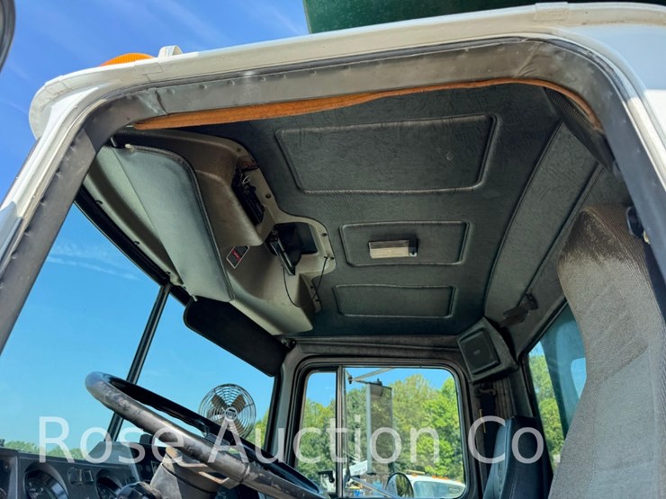 2001-mack-690s-image-31
