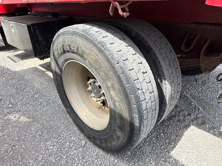 2005-peterbilt-335-image-21