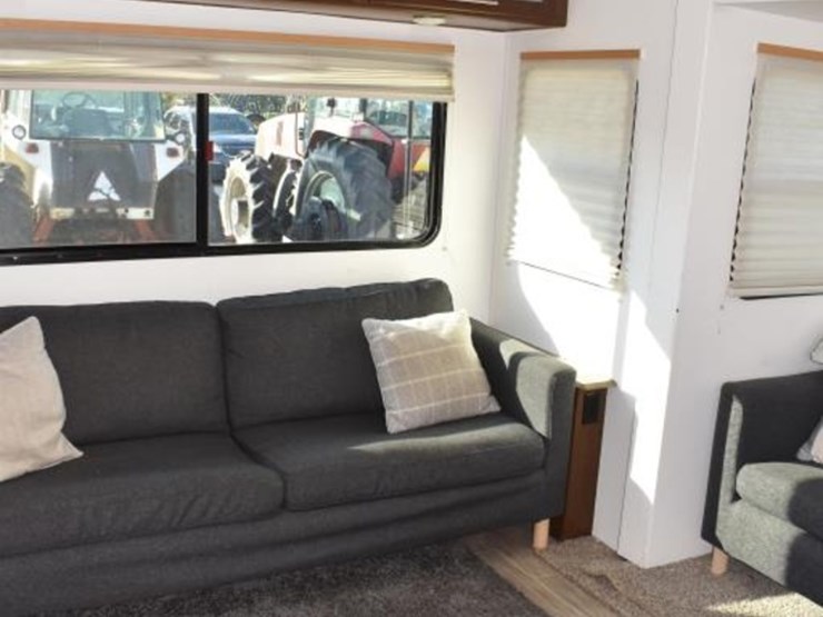 2019-wildcat-29rlx-5th-wheel-trailer-w/-3-slides-(vin-#-5zt3wcub2kg002818)-image-11
