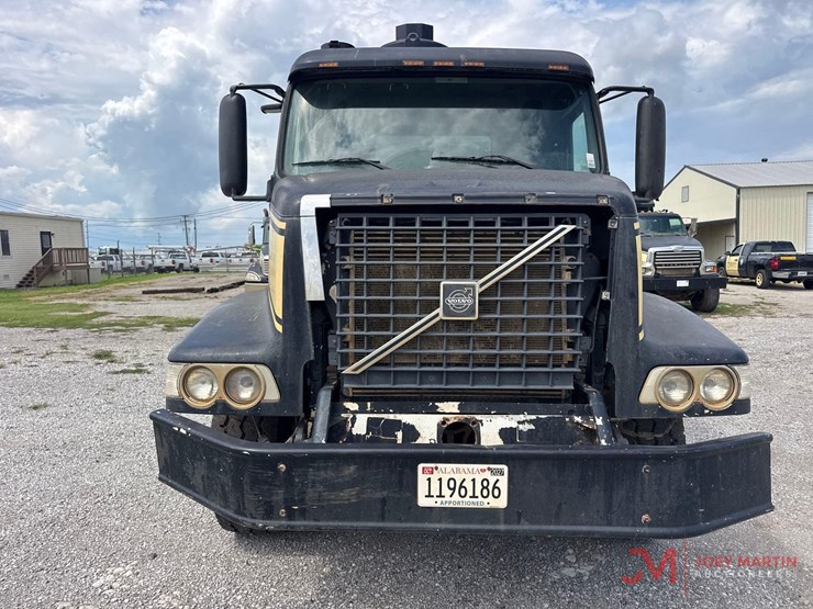 2002-volvo-vac-truck-image-7