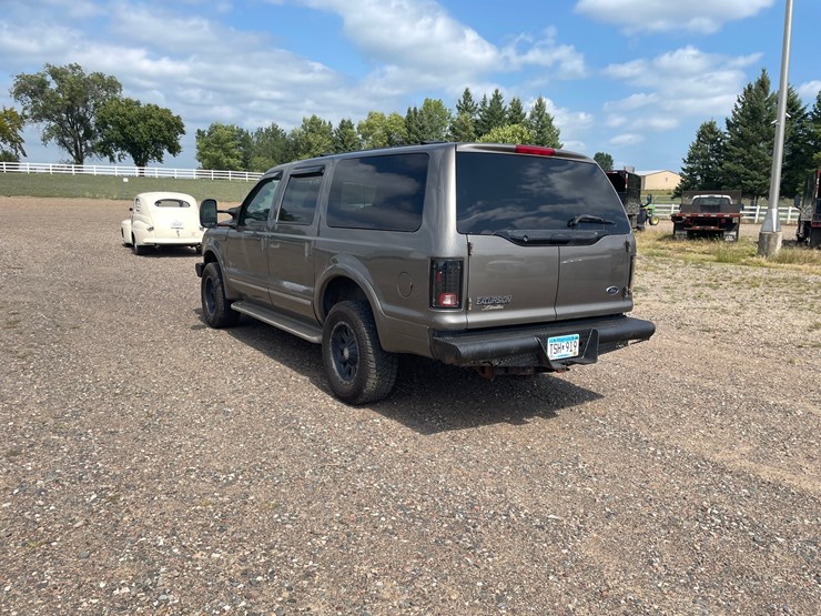 2002-ford-excursion-image-3