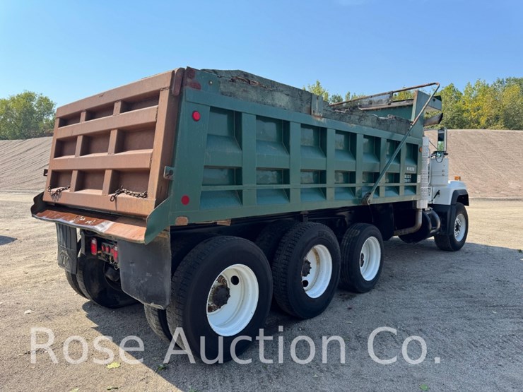 2001-mack-690s-image-4