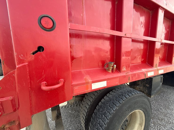 2005-peterbilt-335-image-19
