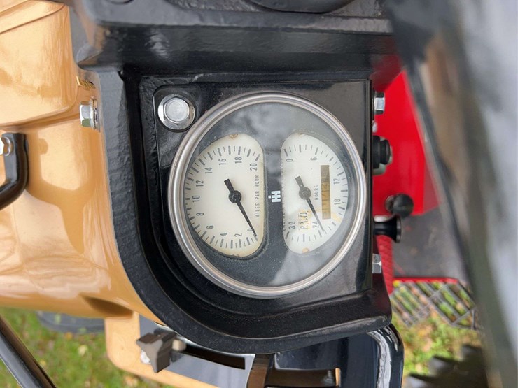 1970-656-farmall-hydro-diesel-row-crop-golden-demonstrator-image-65