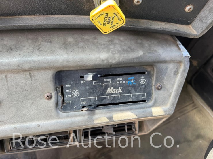 1993-mack-rd690s-image-27