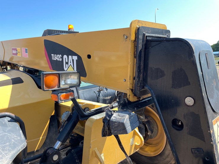 2014-caterpillar-tl642c-image-10