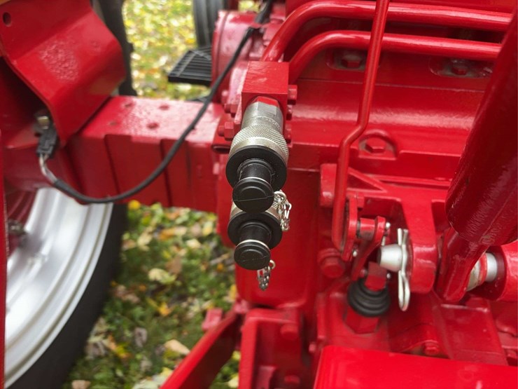 1970-farmall-544-hydro-diesel-row-crop-golden-demonstrator-image-65