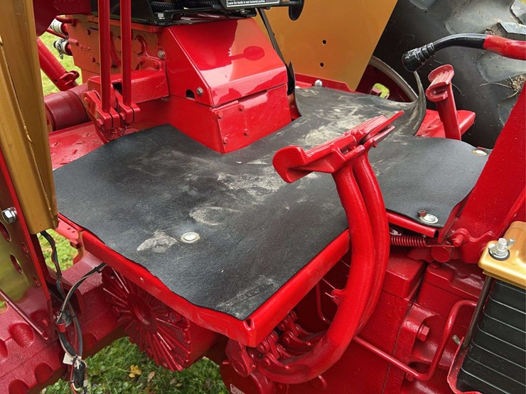 1970-farmall-826-diesel-row-crop-golden-demonstrator-image-32