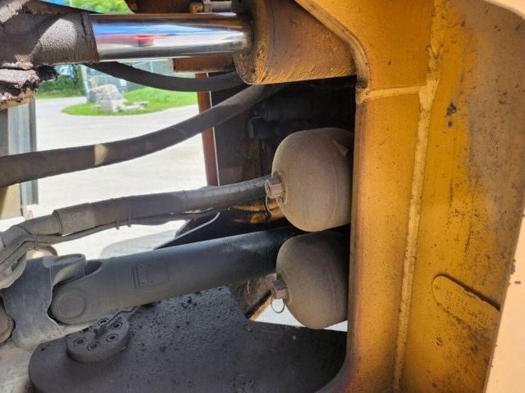 2011-liebherr-l586-image-65