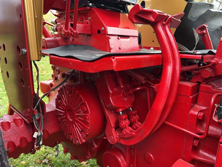 1970-farmall-826-diesel-row-crop-golden-demonstrator-image-31