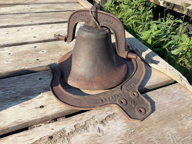 antique-bell-&-bracket-image-1