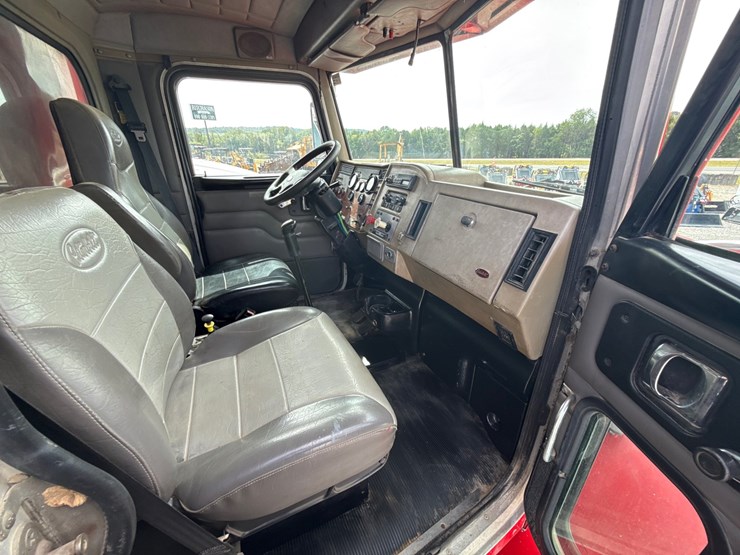 2005-peterbilt-335-image-37
