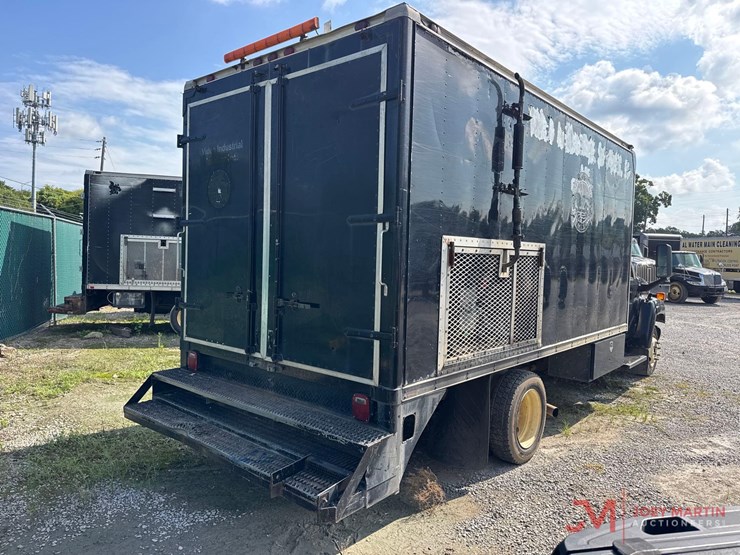 2005-chevrolet-c4500-box-truck-image-3