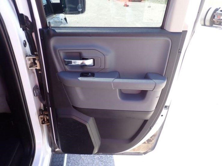 2016-dodge-1500-image-40