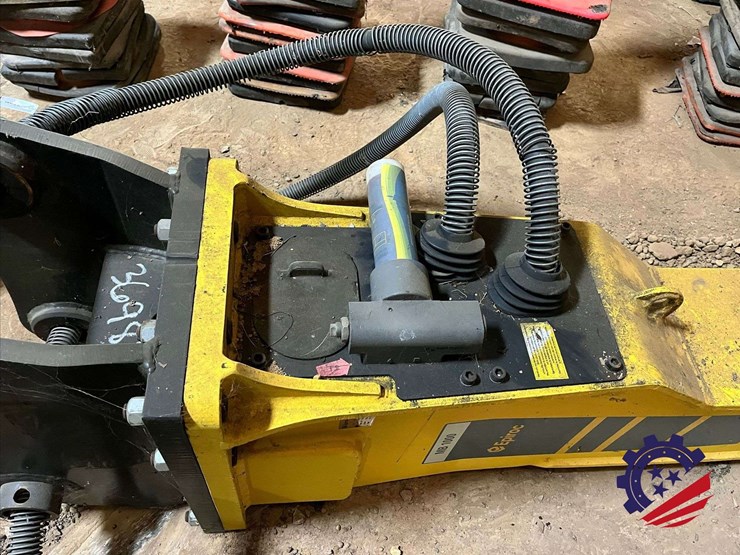 2019-epiroc-mb1000-hydraulic-breaker-attachment-image-8
