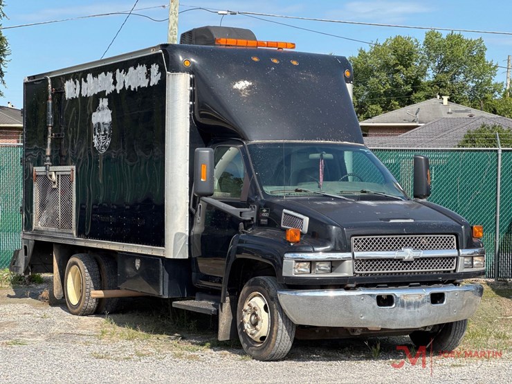2005-chevrolet-c4500-box-truck-image-1
