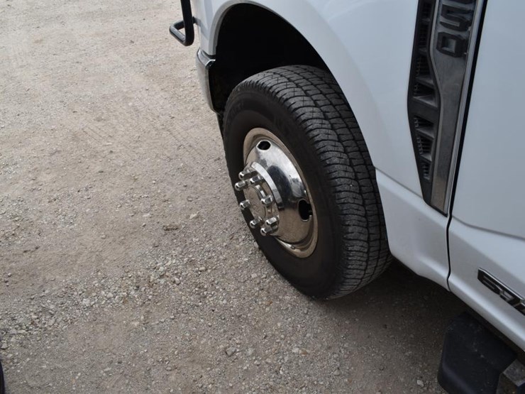 2025-ford-f350-image-13