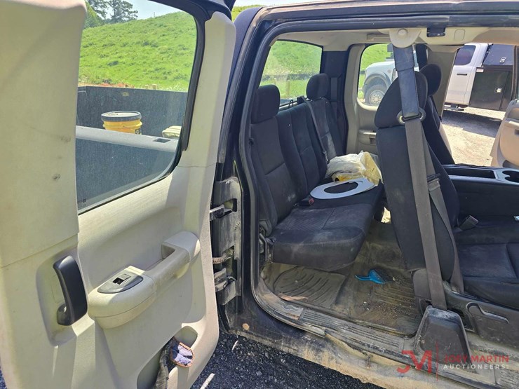 2013-chevrolet-2500-image-13