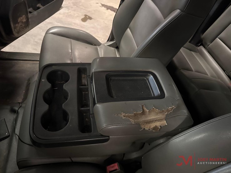2015-chevrolet-silverado-2500-image-32