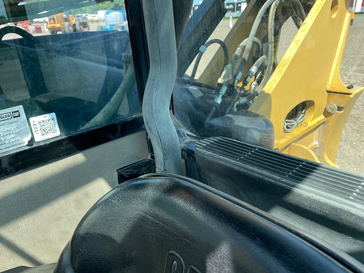 2014-caterpillar-tl642c-image-53
