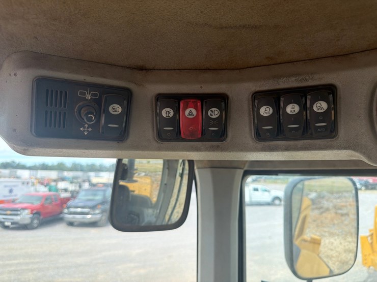 2015-caterpillar-924k-image-17