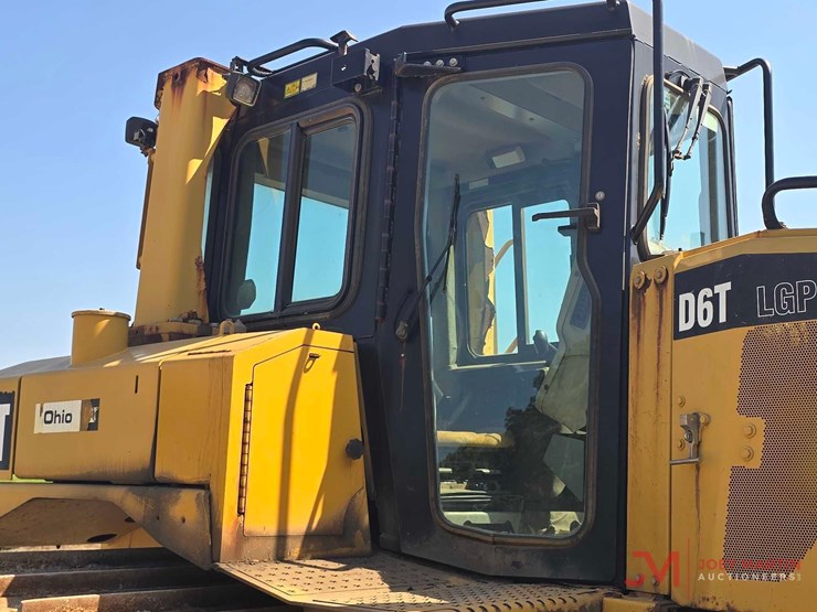 2012-caterpillar-d6t-image-13