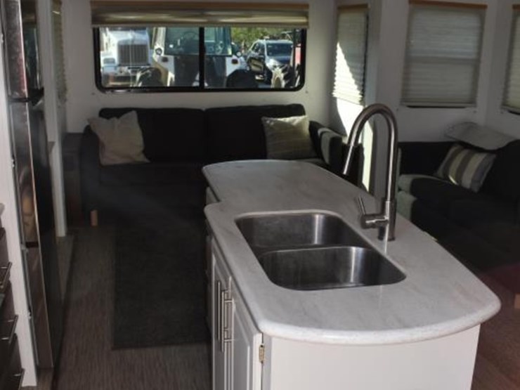 2019-wildcat-29rlx-5th-wheel-trailer-w/-3-slides-(vin-#-5zt3wcub2kg002818)-image-7