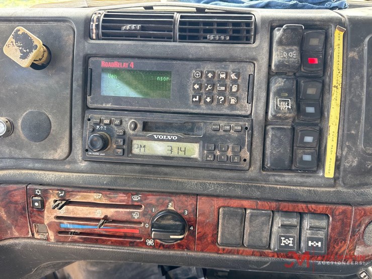 2002-volvo-vac-truck-image-39