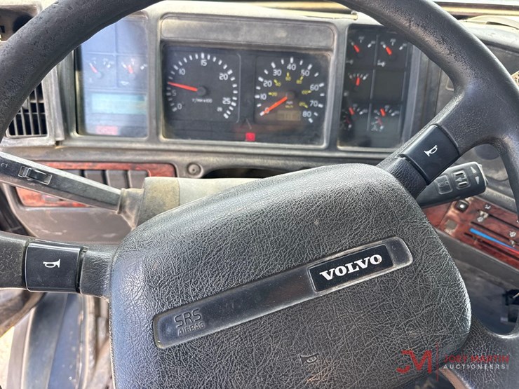 2002-volvo-vac-truck-image-40