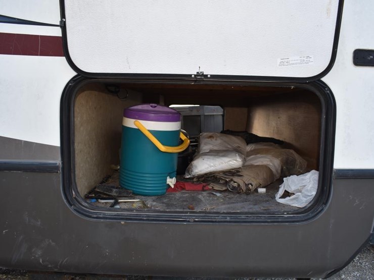 2013-hill-country-32rl-bumper-pull-travel-trailer-w/-2-slides-(vin-#-4v0tc3-image-14