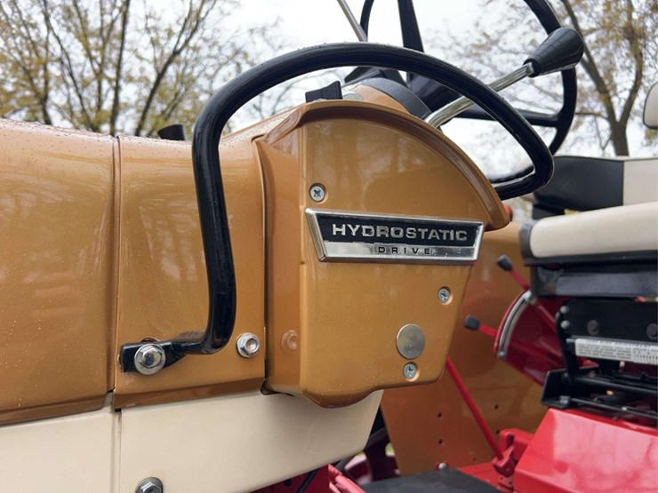 1970-farmall-826-hydro-diesel-row-crop-golden-demonstrator-image-59