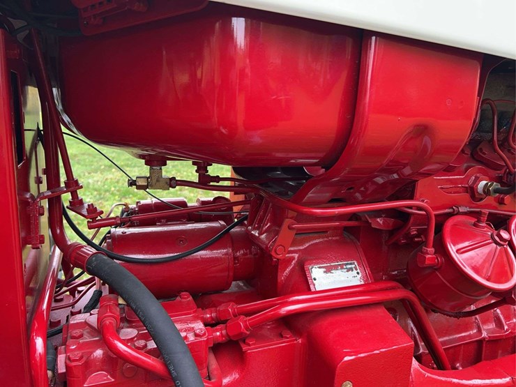 1970-656-farmall-hydro-diesel-row-crop-golden-demonstrator-image-27