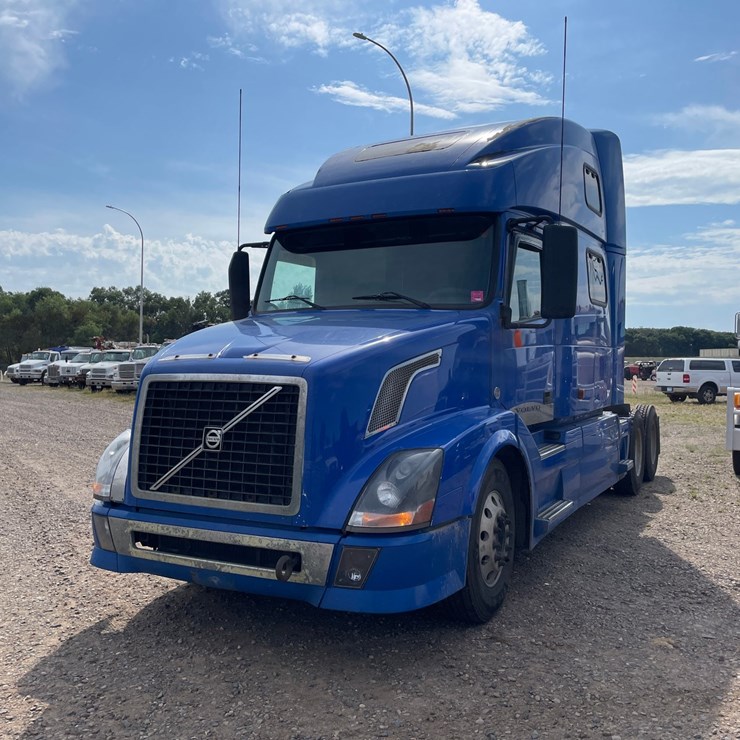 #1465 • 2007 Volvo DS 999 Sleeper Cab Truck Tractor (Has MN Title)