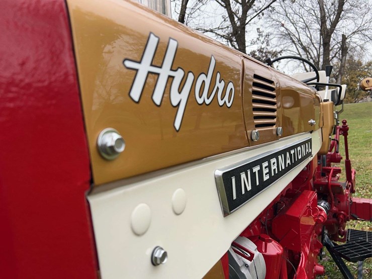1970-656-farmall-hydro-diesel-row-crop-golden-demonstrator-image-13