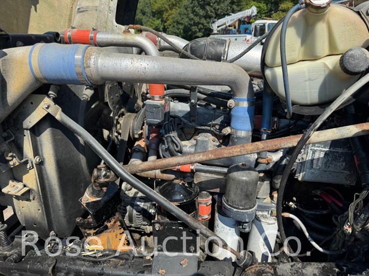 2001-mack-690s-image-8