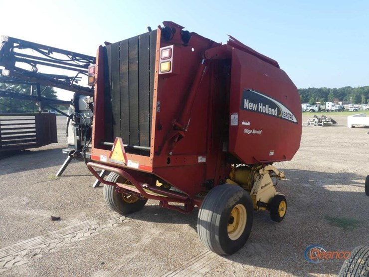 new-holland-br740-image-2