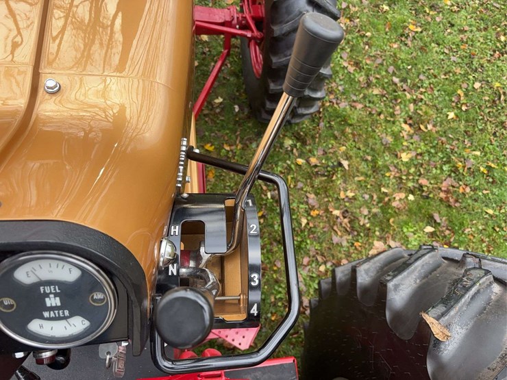 1970-1456-farmall-row-crop-mfwa-golden-demonstrator-image-58