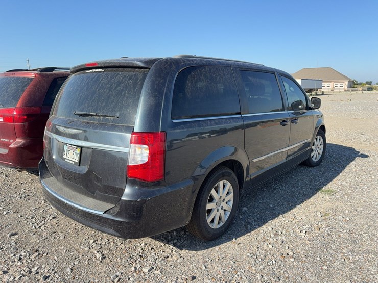 2014-chrysler-town-&-country-image-3