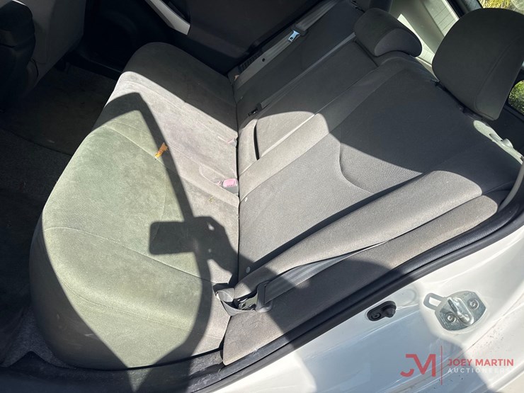 2013-toyota-prius-hybrid-hatchback-image-18