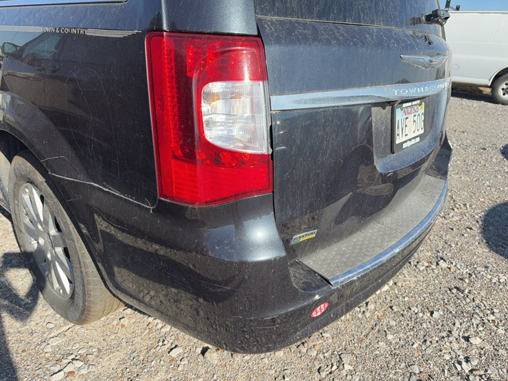 2014-chrysler-town-&-country-image-11