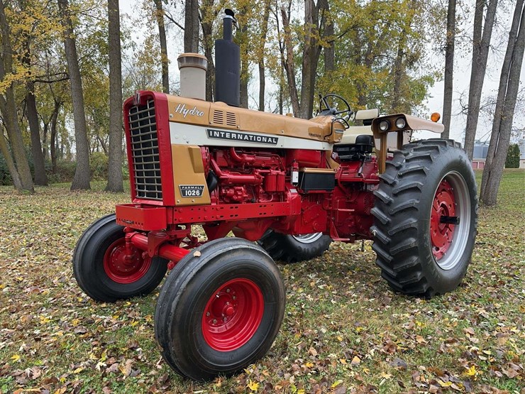 1970-1026-farmall-hydro-row-crop-golden-demonstrator-image-1