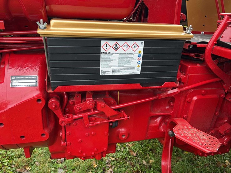 1970-farmall-826-diesel-row-crop-golden-demonstrator-image-60