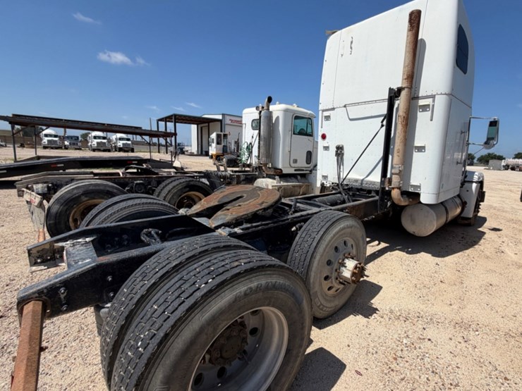 2000-freightliner-fld120-image-5
