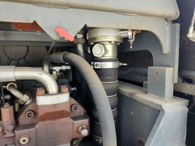 2011-liebherr-l586-image-31