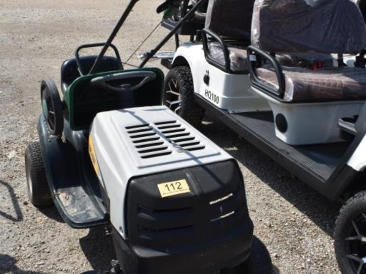 yard-man-tractor-w/-fertilizer-spreader-(serial-#-1c030b40206)-(k)-image-1